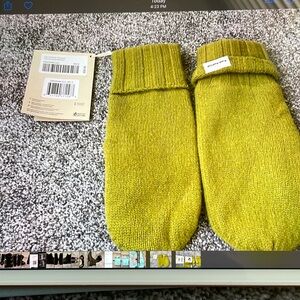 Womens wool mittens, NWT